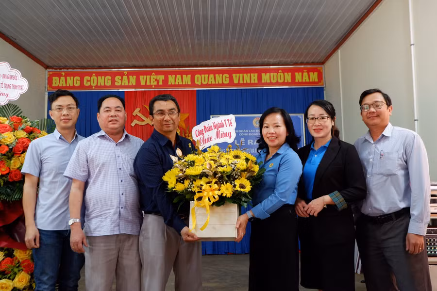 Chủ tịch Công đoàn ngành Y tế Gia Lai Nguyễn Thị Ánh Xuân tặng hoa chúc mừng Công đoàn cơ sở Công ty cổ phần Đầu tư và Phát triển Y tế Trung Thịnh Phát. Ảnh: Như Nguyện Chủ tịch Công đoàn ngành Y tế Gia Lai Nguyễn Thị Ánh Xuân tặng hoa chúc mừng Công đoàn cơ sở Công ty cổ phần Đầu tư và Phát triển Y tế Trung Thịnh Phát. Ảnh: Như Nguyện