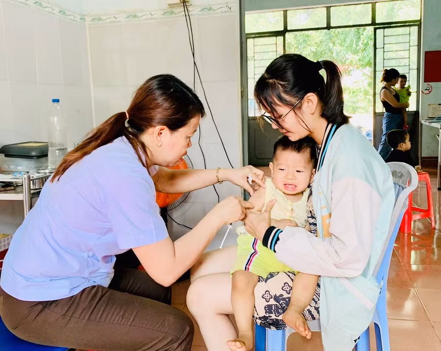6 tháng đầu năm 2024, tỷ lệ tiêm chủng đầy đủ trên địa bàn tỉnh Gia Lai chỉ đạt 25%, thấp hơn chỉ tiêu yêu cầu của Chương trình tiêm chủng mở rộng. Ảnh: Như Nguyện