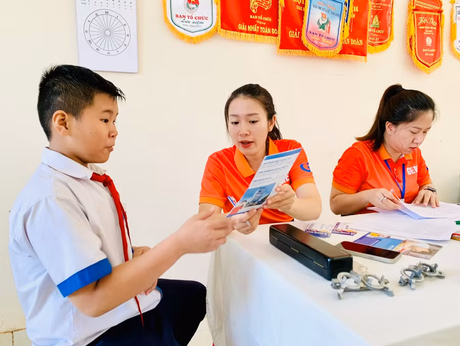 Nhân viên y tế Bệnh viện Mắt Quốc tế Sài Gòn-Gia Lai hướng dẫn học sinh các biện pháp chăm sóc sức khỏe đôi mắt. Ảnh: Như Nguyện