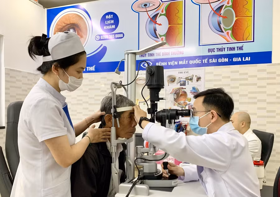 Bác sĩ Bệnh viện Mắt Quốc tế Sài Gòn-Gia Lai thăm khám mắt cho một cụ cao tuổi. Ảnh: Như Nguyện