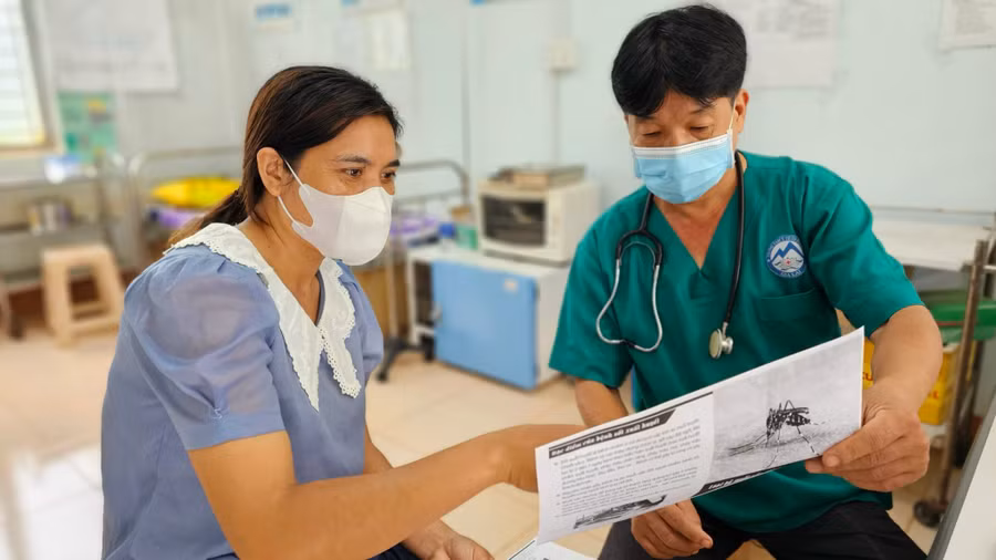 Cán bộ y tế TP. Pleiku tuyên truyền người dân các biện pháp phòng-chống SXH. Ảnh: Như Nguyện