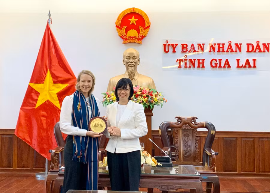 Phó Chủ tịch UBND tỉnh Nguyễn Thị Thanh Lịch (bìa phải) trao tặng quà lưu niệm cho bà Jennifer Cox-Tổng Giám đốc MSD tại Việt Nam. Ảnh: Như Nguyện
