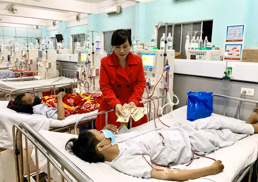 Điều dưỡng Nguyễn Thị Thanh Phương-thành viên Tổ công tác xã hội (Bệnh viện Đa khoa tỉnh) tặng quà cho bệnh nhân. Ảnh: Như Nguyện