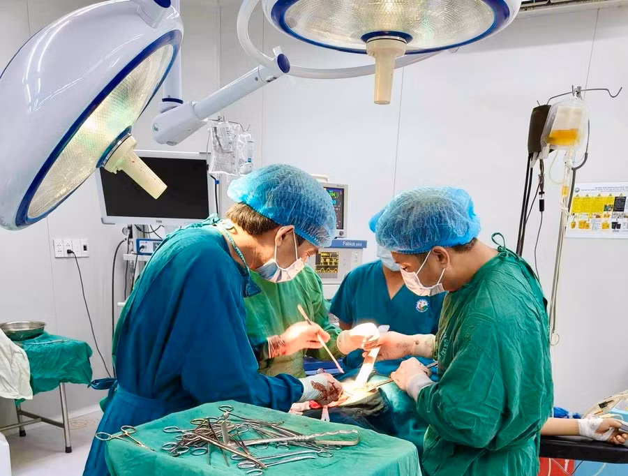 Các y, bác sĩ (Bệnh viện Nhi Gia Lai) đã hội chẩn và nhanh chóng thực hiện phẫu thuật cứu sống tính mạng người bệnh. Ảnh: Bệnh viện cung cấp Các y, bác sĩ (Bệnh viện Nhi Gia Lai) đã hội chẩn và nhanh chóng thực hiện phẫu thuật cứu sống tính mạng người bệnh. Ảnh: Bệnh viện cung cấp