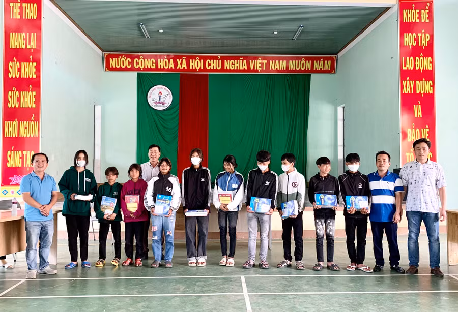 Đại diện Quỹ Hỗ trợ bệnh nhân nghèo Gia Lai trao tặng sách giáo khoa cho các em học sinh tại xã Chư Krey, huyện Kông Chro. Ảnh: Như Nguyện Đại diện Quỹ Hỗ trợ bệnh nhân nghèo Gia Lai trao tặng sách giáo khoa cho các em học sinh tại xã Chư Krey, huyện Kông Chro. Ảnh: Như Nguyện