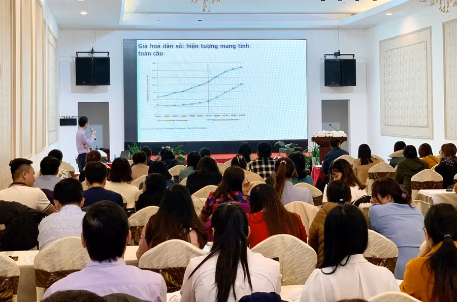 Tiến sĩ, bác sĩ Nguyễn Thành Công- Trưởng khoa Lão (Bệnh viện Đa khoa tỉnh) hướng dẫn học viên một số kỹ năng, quy trình kỹ thuật chăm sóc cơ bản cho người cao tuổi tại cộng đồng. Ảnh: Như Nguyện Tiến sĩ, bác sĩ Nguyễn Thành Công- Trưởng khoa Lão (Bệnh viện Đa khoa tỉnh) hướng dẫn học viên một số kỹ năng, quy trình kỹ thuật chăm sóc cơ bản cho người cao tuổi tại cộng đồng. Ảnh: Như Nguyện