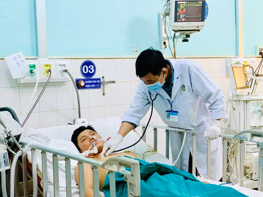 Y, bác sĩ Bệnh viện Đa khoa Gia Lai toàn lực cứu sống bệnh nhân viêm đa rễ dây thần kinh cấp tính. Ảnh: Như Nguyện