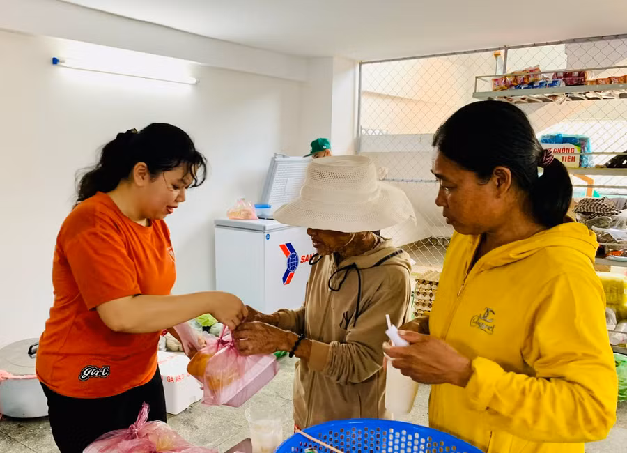 Nhân viên bếp ăn phát cơm cho người dân. Ảnh: Như Nguyện Nhân viên bếp ăn phát cơm cho người dân. Ảnh: Như Nguyện