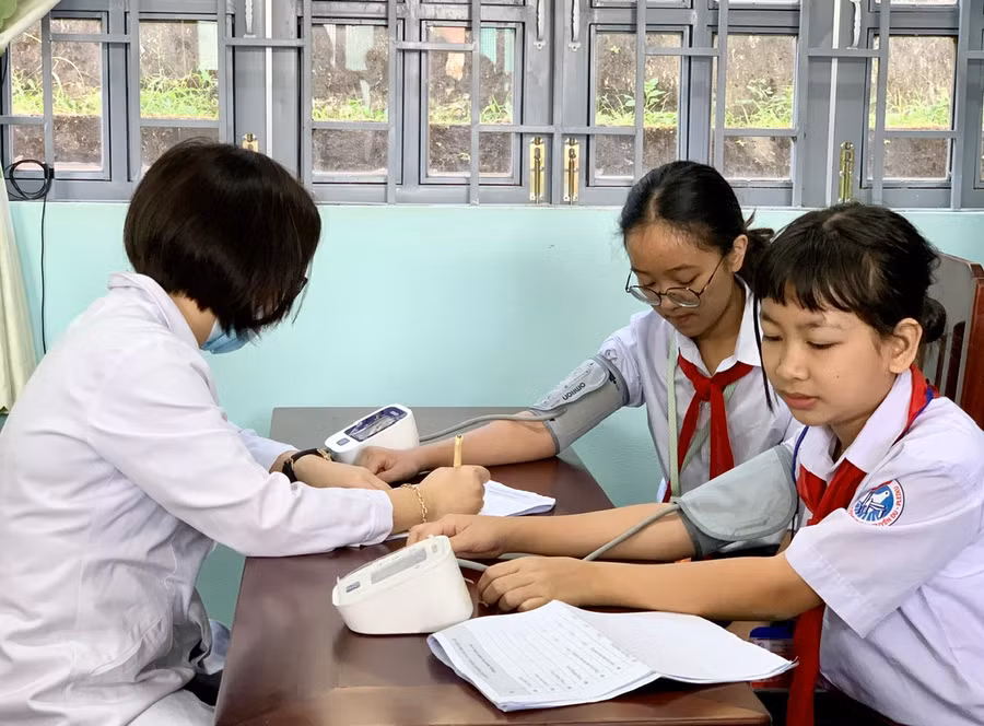 Bác sĩ của Trung tâm Kiểm soát bệnh tật Gia Lai khám sàng lọc sức khỏe cho học sinh. Ảnh: Như Nguyện Bác sĩ của Trung tâm Kiểm soát bệnh tật Gia Lai khám sàng lọc sức khỏe cho học sinh. Ảnh: Như Nguyện