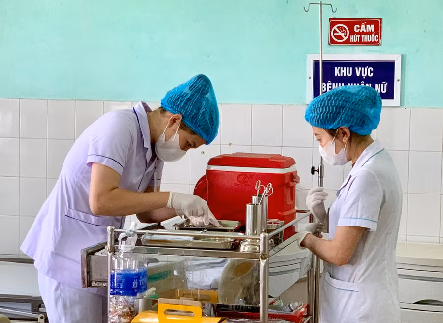 Bệnh viện Ung bướu TP. Hồ Chí Minh cam kết sẽ hỗ trợ, giúp đỡ về chuyên môn và đào tạo ung thư cho các bác sĩ và điều dưỡng Bệnh viện Đa khoa tỉnh trong thời gian tới. Ảnh: Như Nguyện