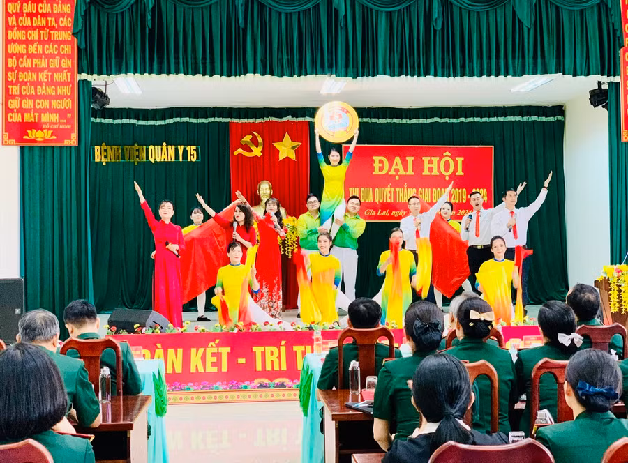 Văn nghệ chào mừng Đại hội thi đua Quyết thắng giai đoạn 2019-2024 do cán bộ, nhân viên Bệnh viện Quân y 15 biểu diễn. Ảnh: Như Nguyện Văn nghệ chào mừng Đại hội thi đua Quyết thắng giai đoạn 2019-2024 do cán bộ, nhân viên Bệnh viện Quân y 15 biểu diễn. Ảnh: Như Nguyện