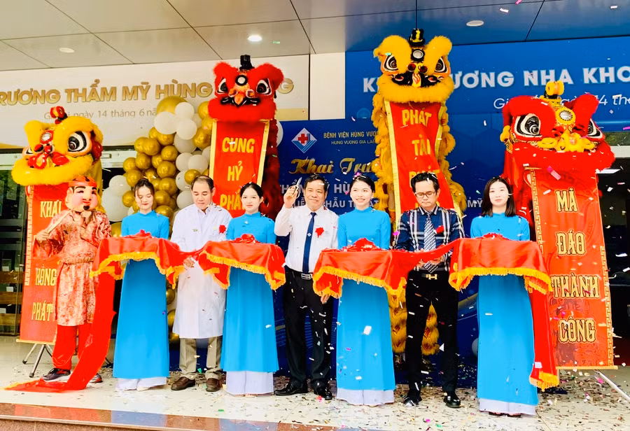 Đại diện lãnh đạo Bệnh viện Hùng Vương Gia Lai và các khách mời cắt băng khai trương Thẩm mỹ Hùng Vương. Ảnh: Như Nguyện