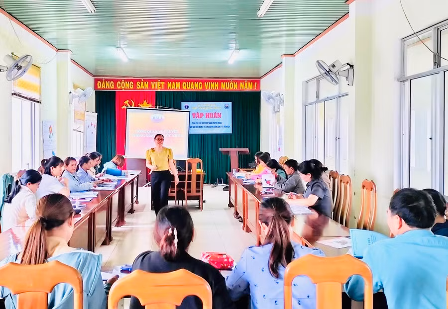 Gần 30 nhân viên y tế được tập huấn kỹ năng truyền thông chăm sóc sức khỏe bà mẹ-trẻ em. Ảnh: Như Nguyện