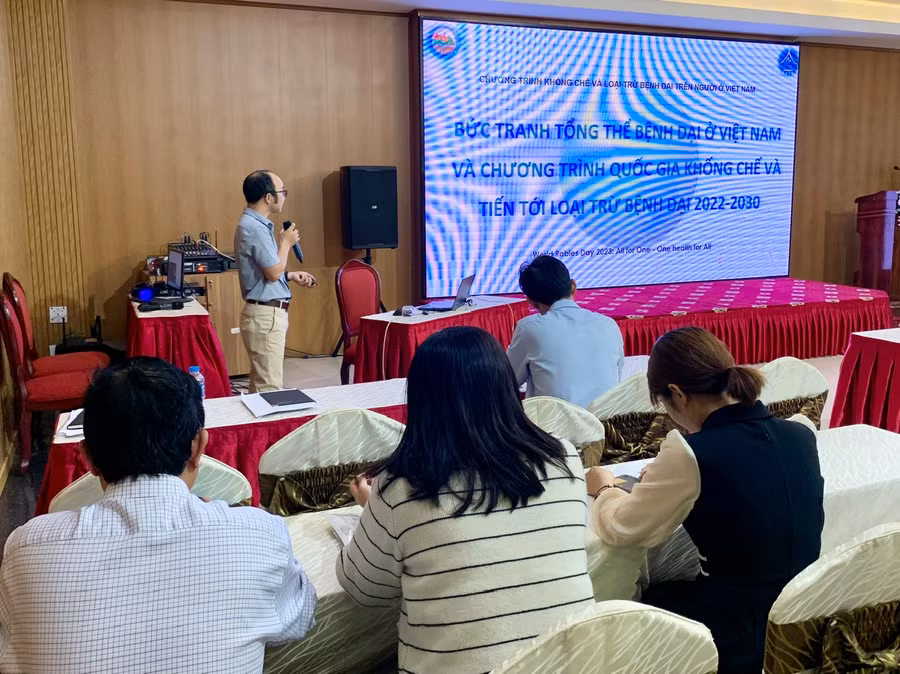 Cán bộ CDC Gia Lai thông tin tổng quan tình hình bệnh dại tại Việt Nam và trên địa bàn tỉnh Gia Lai. Ảnh: Như Nguyện
