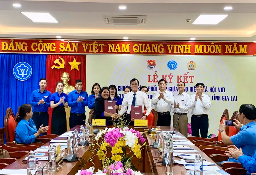 BHXH Gia Lai ký kết Quy chế phối hợp Tỉnh đoàn giai đoạn 2023-2027. Ảnh: Như nguyện
