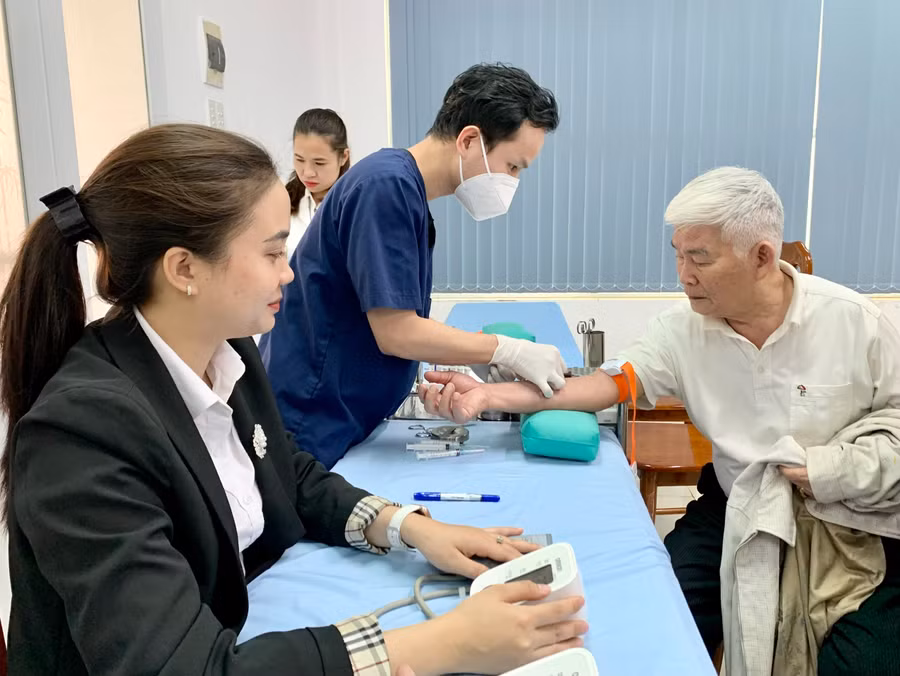 Tham gia sinh hoạt, các cụ còn được tầm soát và trả kết quả tầm soát đái tháo đường, được tặng thuốc miễn phí. Ảnh: Như Nguyện