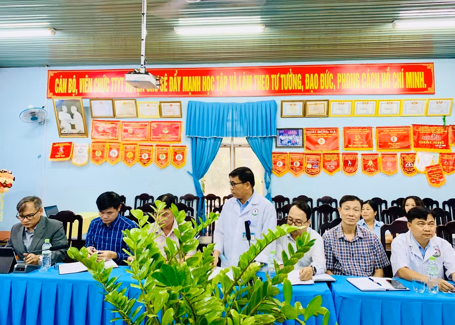 Ông Trương Minh Cẩn-Giám đốc Trung tâm Y tế huyện Chư Sê báo cáo công tác đầu thầu, cung ứng thuốc tại đơn vị. Ảnh: Như Nguyện