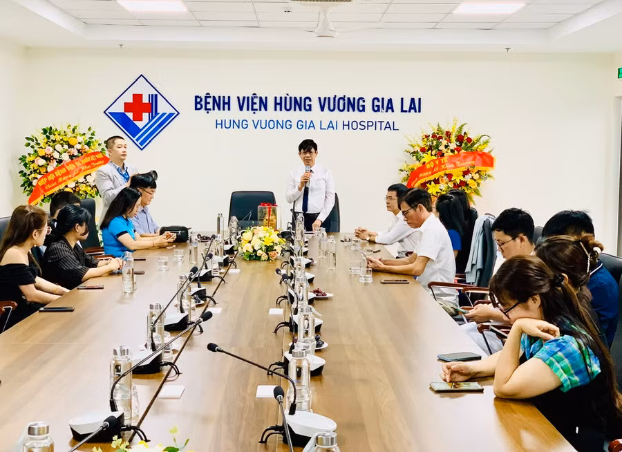 Ông Nguyễn Thi –Phó Tổng Giám đốc thường trực Bệnh viện Hùng Vương Gia Lai, địa diện lãnh đạo bệnh viện gặp mặt các cơ quan báo chí nhân 99 năm Ngày Báo chí cách mạng Việt nam 21-6. Ảnh: Như Nguyện