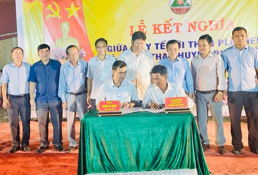 Lãnh đạo Sở Y tế Gia Lai và đại diện thôn Plei Hek ký kết giao ước kết nghĩa. Ảnh: Như Nguyện