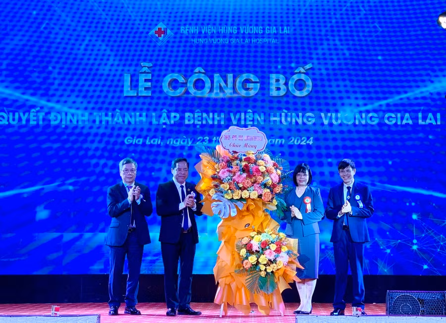 Phó Chủ tịch UBND tỉnh Gia Lai Nguyễn Thị Thanh Lịch tặng hoa chúc mừng Bệnh viện Hùng Vương Gia Lai. Ảnh: Như Nguyện