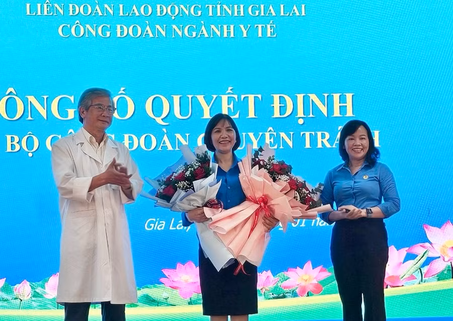 Bà Võ Thị Khả Hân (đứng giữa)-Phó Chủ tịch Công đoàn Bệnh viện Đa khoa tỉnh được công nhận là cán bộ công đoàn chuyên trách Công đoàn ngành Y tế tỉnh từ ngày 5-1-2024. Ảnh: Công đoàn ngành Y tế cung cấp
