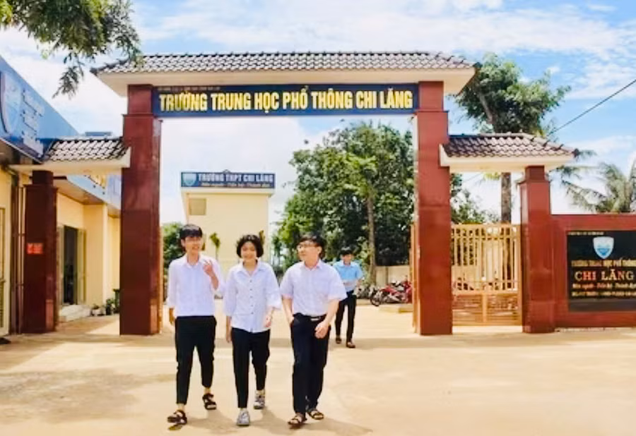 Trường THPT Chi Lăng nơi xảy ra vụ nghi ngờ ngộ độc thực phẩm. Ảnh: N.G