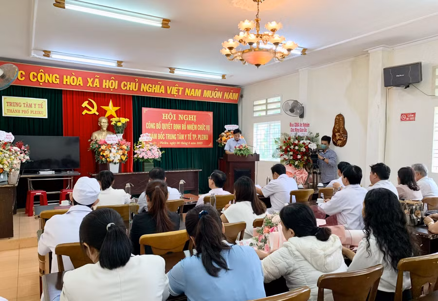 Quang cảnh Lễ công bố Quyết định bổ nhiệm Giám đốc Trung tâm Y tế TP. Pleiku. Ảnh: Như Nguyện