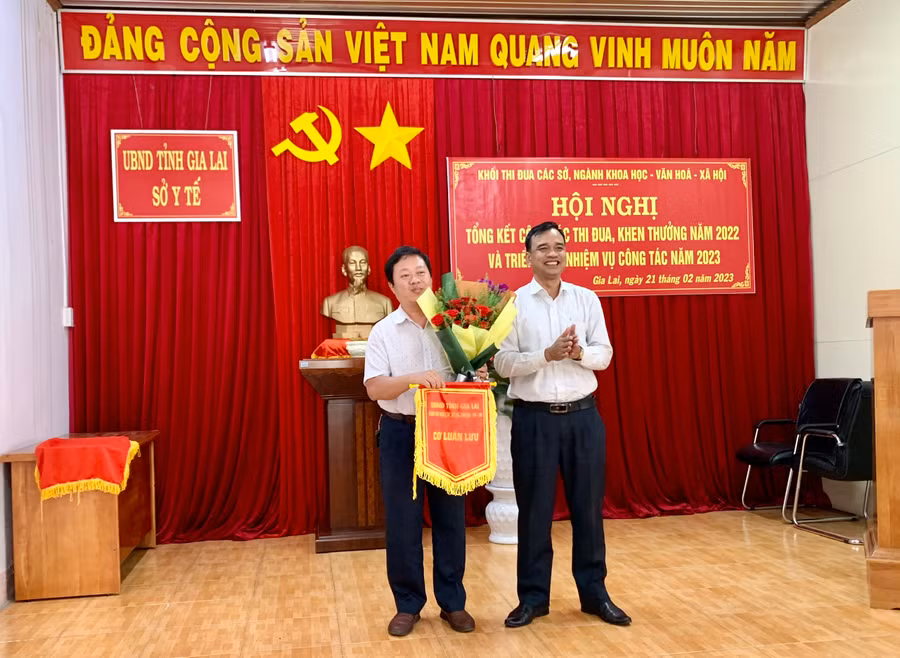 Ông Đinh Hà Nam- Phó Giám đốc Sở Y tế trao cờ Khối trưởng Khối thi đua các sở, ngành Khoa học- Văn hóa- Xã hội tỉnh năm 2023 cho đại diện Sở Giáo dục- Đào tạo. Ảnh: Như Nguyện Ông Đinh Hà Nam- Phó Giám đốc Sở Y tế trao cờ Khối trưởng Khối thi đua các sở, ngành Khoa học- Văn hóa- Xã hội tỉnh năm 2023 cho đại diện Sở Giáo dục- Đào tạo. Ảnh: Như Nguyện