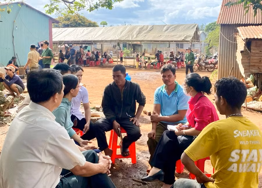 Chi cục An toàn Vệ sinh Thực phẩm tỉnh, Trung tâm Y tế huyện Chư Prông, Trạm Y tế xã Ia Băng triển khai công tác truyền thông tại chỗ cho người dân về việc không chế biến cóc để làm thức ăn. Ảnh: Như Nguyện
