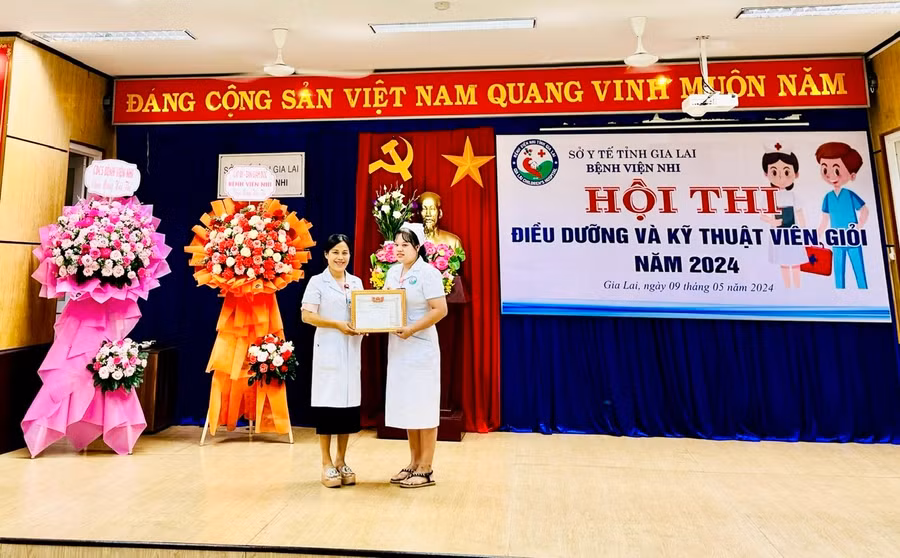 Điều dưỡng Nguyễn Thị Mỹ Lan- đứng bên phải (Khoa Nội tổng hợp-Y học cổ truyền) xuất sắc đạt giải nhất. Ảnh: Mai Linh
