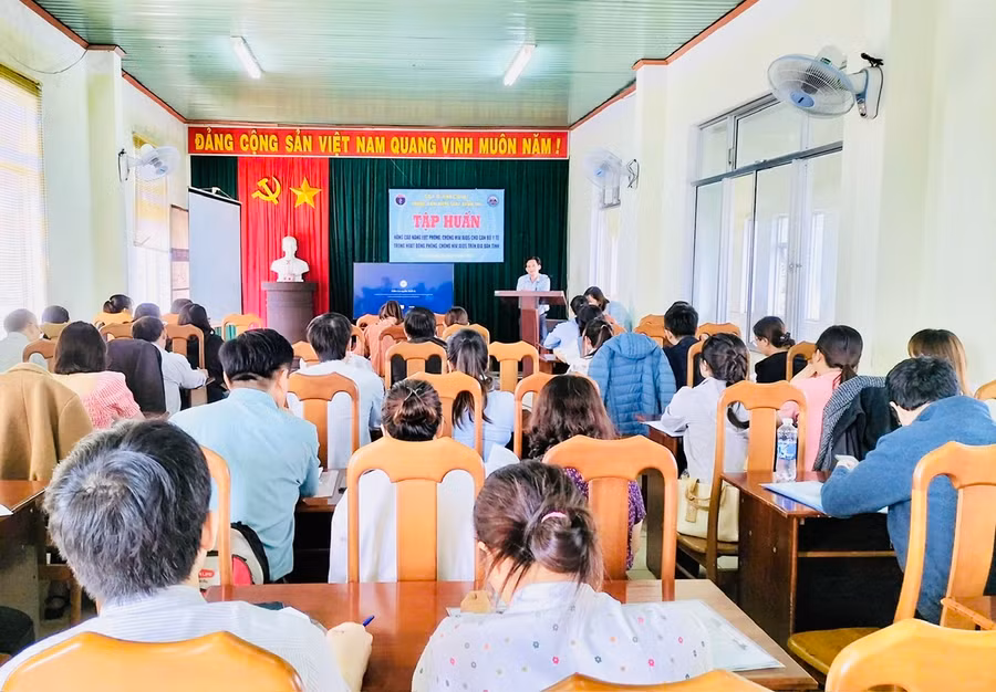 Quang cảnh lớp tập huấn nâng cao năng lực phòng-chống HIV/AIDS cho cán bộ y tế trong hoạt động phòng chống HIV/AIDS trên địa bàn tỉnh. Ảnh: Như Nguyện