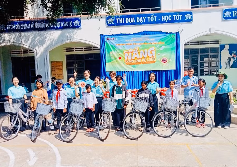 Nhà tài trợ cũng trao tặng 7 chiếc xe đạp cho 7 em học sinh nghèo vượt khó học giỏi của Trường Tiểu học và Trung học cơ sở Lê Lợi (xã Đăk Tơ Pang, huyện Kông Chro, tỉnh Gia Lai). Ảnh: Nhà trường cung cấp