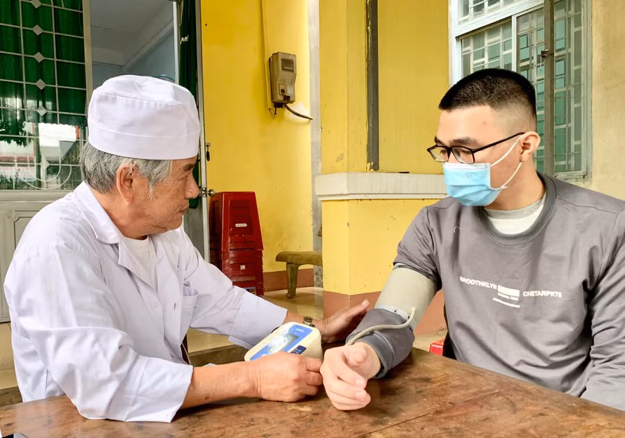 Trạm Y tế phường Hội Thương (TP. Pleiku) khám sàng lọc trước khi tiêm vắc xin cho người dân. Ảnh: Như Nguyện