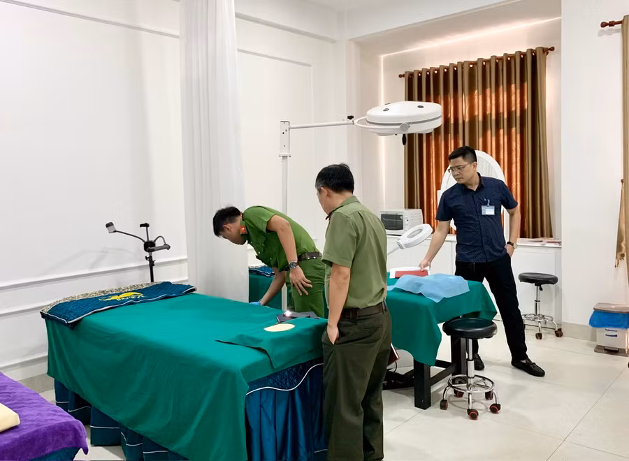 Đoàn kiểm tra liên ngành kiểm tra về hành nghề khám bệnh, chữa bệnh, phòng khám phẫu thuật thẩm mỹ và các cơ sở dịch vụ thẩm mỹ trên địa bàn tỉnh Gia Lai. Ảnh: Như Nguyện