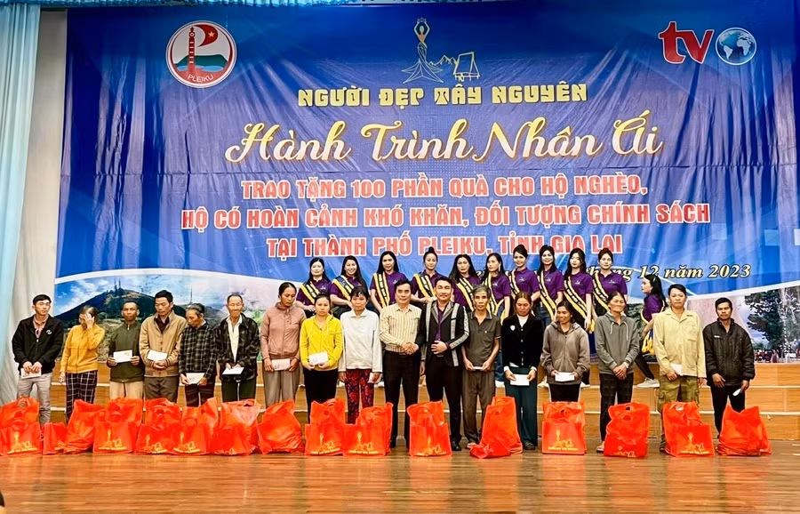 Đại diện chính quyền địa phương và nhà tài trợ chụp hình lưu niệm với các gia đình. Ảnh: Như Nguyện