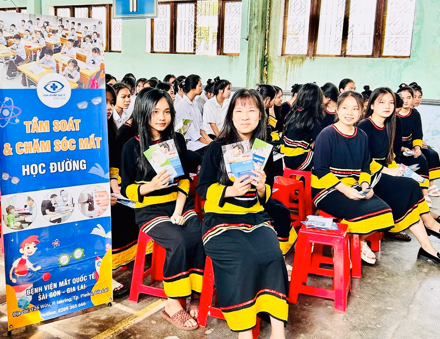 285 học sinh dân tộc thiểu số Trường Phổ thông Dân tộc Nội trú tỉnh được khám tầm soát và tư vấn các bệnh lý về mắt miễn phí sáng 18-5. Ảnh: Huy Hào