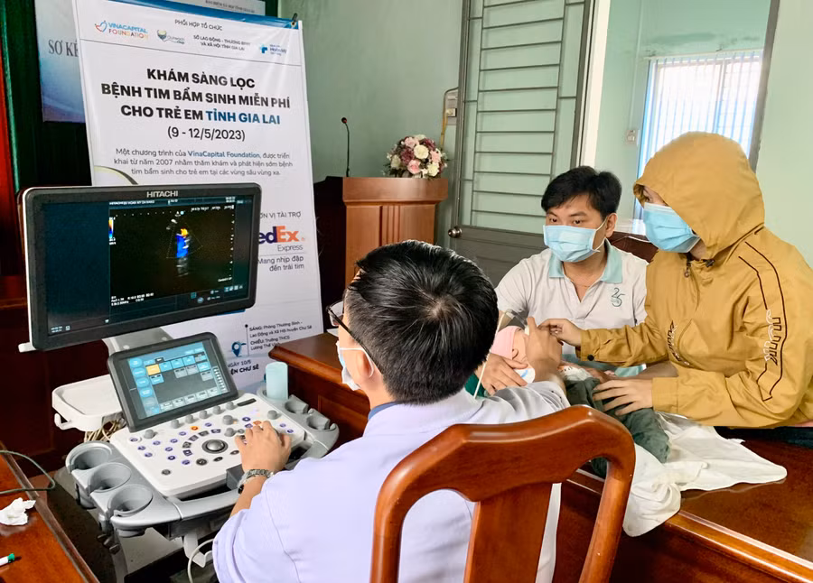 Bác sĩ Bệnh viện Hoàn Mỹ Đà Nẵng khám sàng lọc bệnh tim bẩm sinh cho trẻ. Ảnh: Như Nguyện