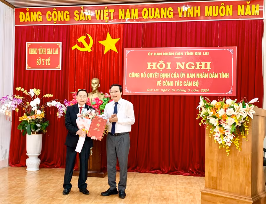 Chủ tịch UBND tỉnh Trương Hải Long trao quyết định của UBND tỉnh bổ nhiệm ông Lý Minh Thái giữ chức Giám đốc Sở Y tế tỉnh Gia Lai kể từ ngày 15-3-2024. Ảnh: Như Nguyện