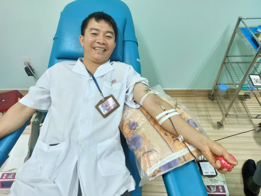 Bác sĩ Bệnh viện Quân y 211 tham gia hiến máu tình nguyện. Ảnh: Trần Vũ Bác sĩ Bệnh viện Quân y 211 tham gia hiến máu tình nguyện. Ảnh: Trần Vũ