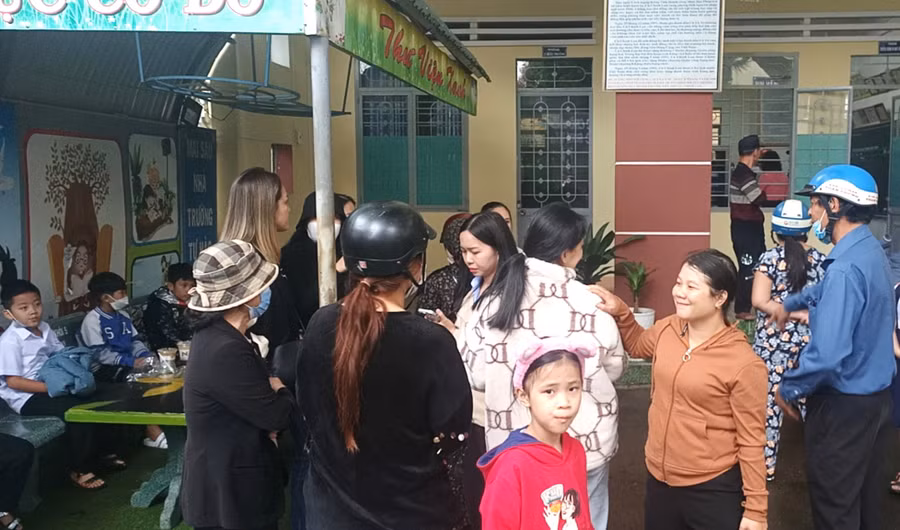 Nhiều phụ huynh học sinh đã tập trung tại Trường Tiểu học Cù Chính Lan để phản đối việc cô giáo Trân tiếp tục dạy tại trường. Ảnh: Quang Tấn