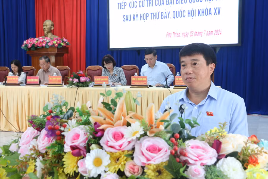 Ủy viên Ủy ban Thường vụ Quốc hội, Chủ tịch Hội đồng Dân tộc của Quốc hội Y Thanh Hà Niê Kđăm phát biểu tại buổi tiếp xúc cử tri. Ảnh: Quang Tấn