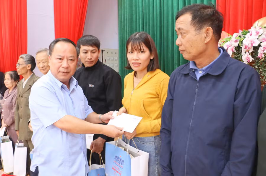 Thừa ủy nhiệm của Chủ tịch Quốc hội Vương Đình Huệ, Trưởng đoàn đại biểu Quốc hội tỉnh Châu Ngọc Tuấn trao quà Tết cho các gia đình chính sách, người có công, hộ nghèo trên địa bàn huyện Đức Cơ. Ảnh: Quang Tấn