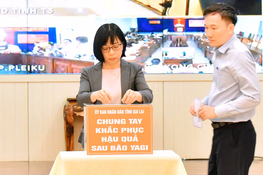 Các đồng chí Phó Chủ tịch UBND tỉnh chung tay ủng hộ khắc phục hậu quả thiệt tai xảy ra tại các tỉnh miền Bắc. Ảnh: ĐT