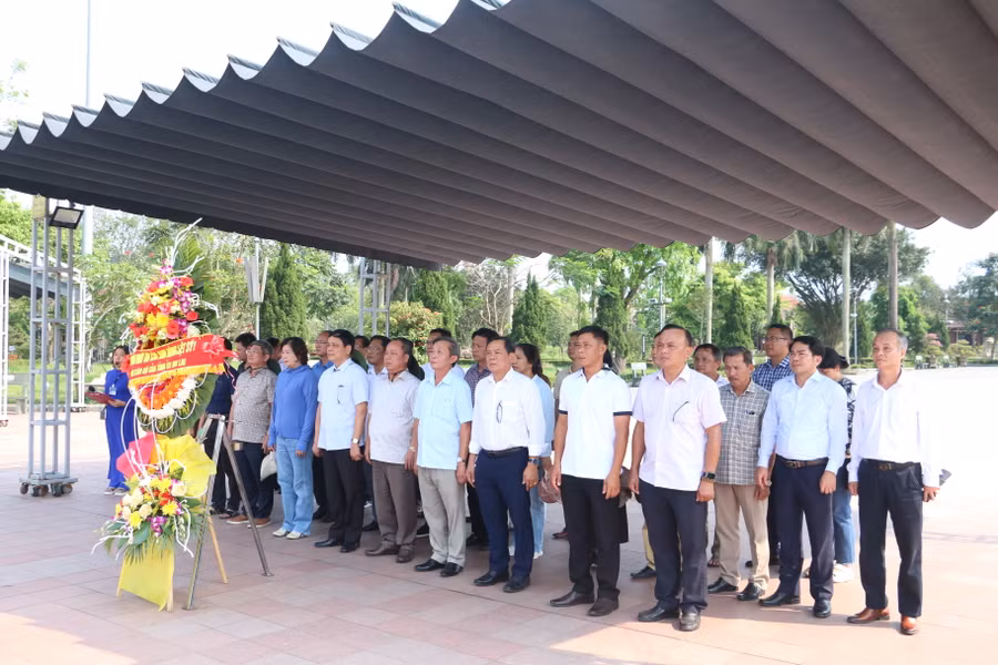 Đoàn cán bộ cấp cao tỉnh Gia Lai cùng lãnh đạo tỉnh Quảng Trị thành kính đặt vòng hoa, dâng hương tại Đài tưởng niệm trung tâm Thành cổ Quảng Trị. Ảnh: Quang Tấn