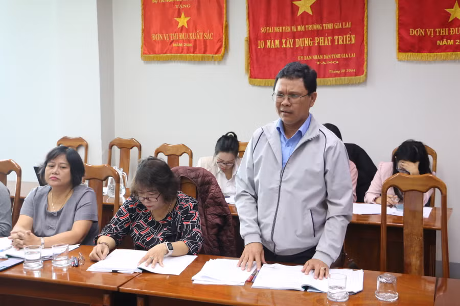 Các thành viên đoàn khảo sát nêu ý kiến tại buổi làm việc. Ảnh: Quang Tấn