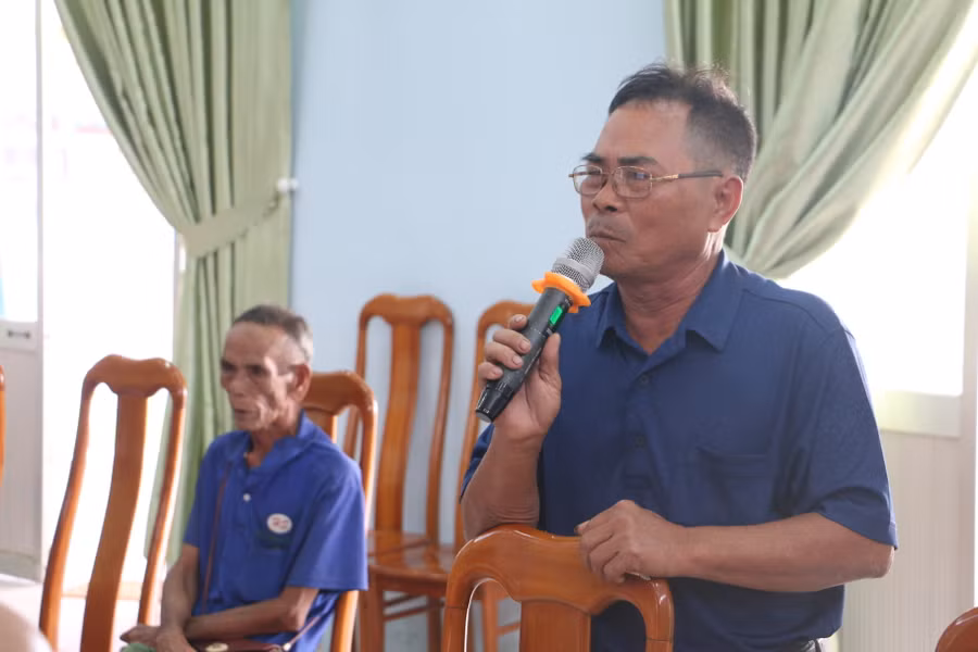 Cử tri Phạm Thanh Thái mong các cấp chính quyền có giải pháp ngăn chặn tình trạng phân bón, thuốc bảo vệ thực vật thật-giả lẫn lộn hiện nay. Ảnh: Quang Tấn