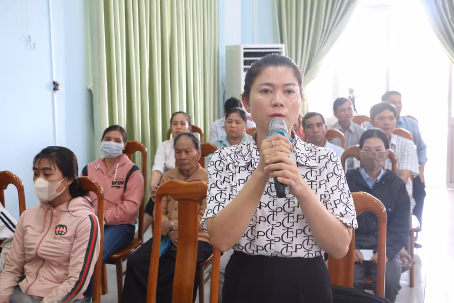 Cử tri Ngô Thị Thanh Diệp-Trưởng phòng Dân tộc huyện Phú Thiện nêu khó khăn trong triển khai hỗ trợ đất ở, nhà ở cho hộ nghèo. Ảnh: Quang Tấn