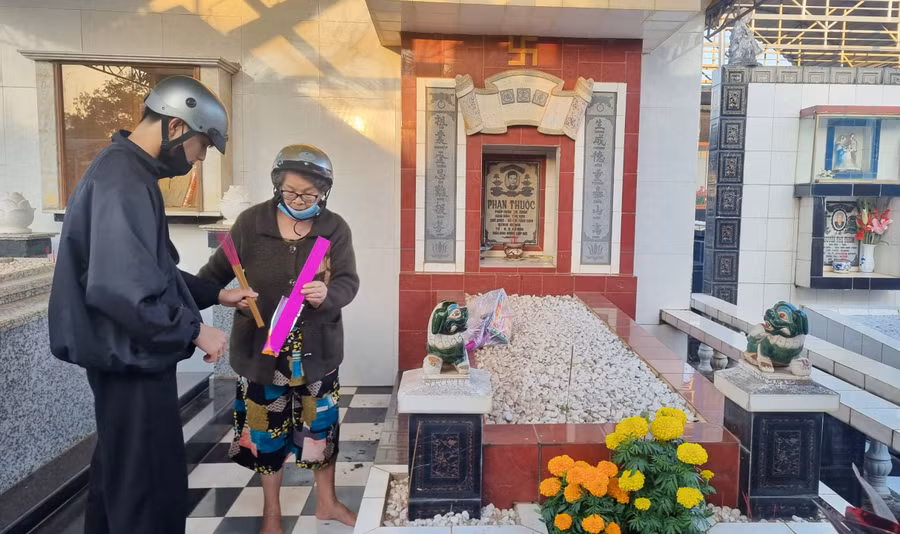 Gia đình bà Phan Thị Thừa (thôn 6, xã Trà Đa, TP. Pleiku) đã tranh thủ đến nghĩa trang để thắp nén hương lên mộ của cha, mẹ và người thân. Ảnh: Hà Phương Gia đình bà Phan Thị Thừa (thôn 6, xã Trà Đa, TP. Pleiku) đã tranh thủ đến nghĩa trang để thắp nén hương lên mộ của cha, mẹ và người thân. Ảnh: Hà Phương