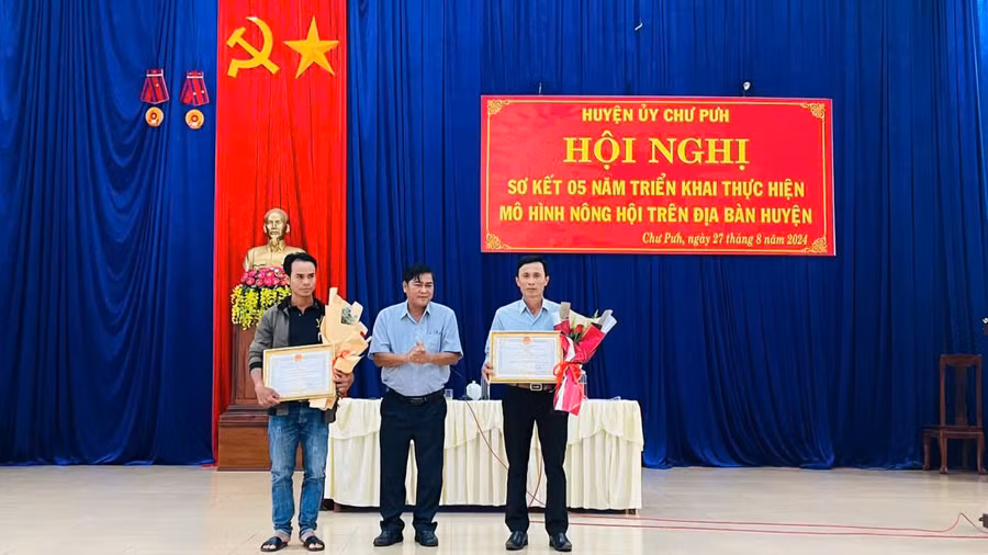 UBND huyện tặng giấy khen cho 2 tập thể có thành tích xuất sắc, tiêu biểu qua 5 năm triển khai mô hình Nông hội trên địa bàn huyện. Ảnh: Hà Chi