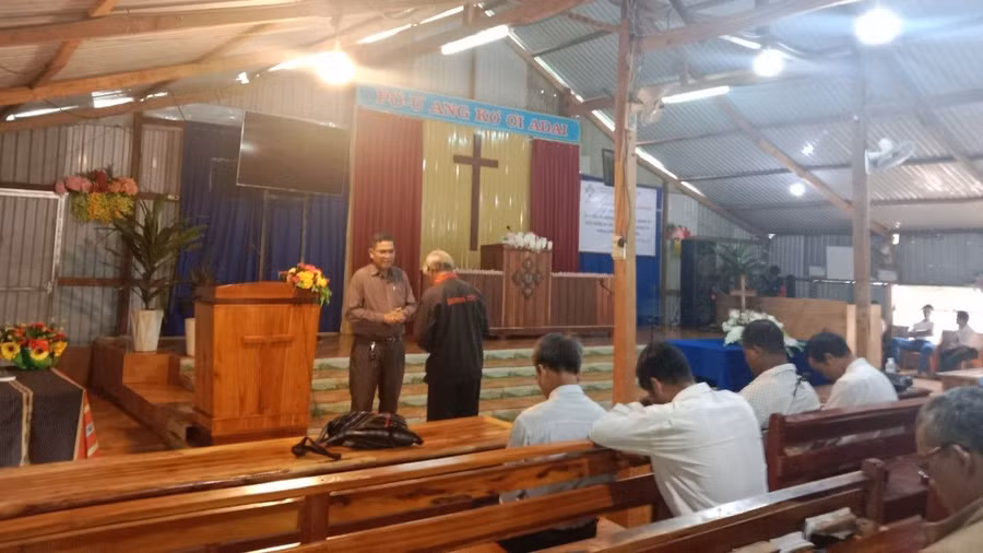 Tổ chức Lễ tiếp nhận cho 7 người từng lầm lỡ quay lại sinh hoạt trong tôn giáo được Nhà nước công nhận. Ảnh: Văn Chinh
